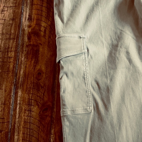 Women's Spanx Olive Wide-Leg Cargo Pants - Picture 4 of 8